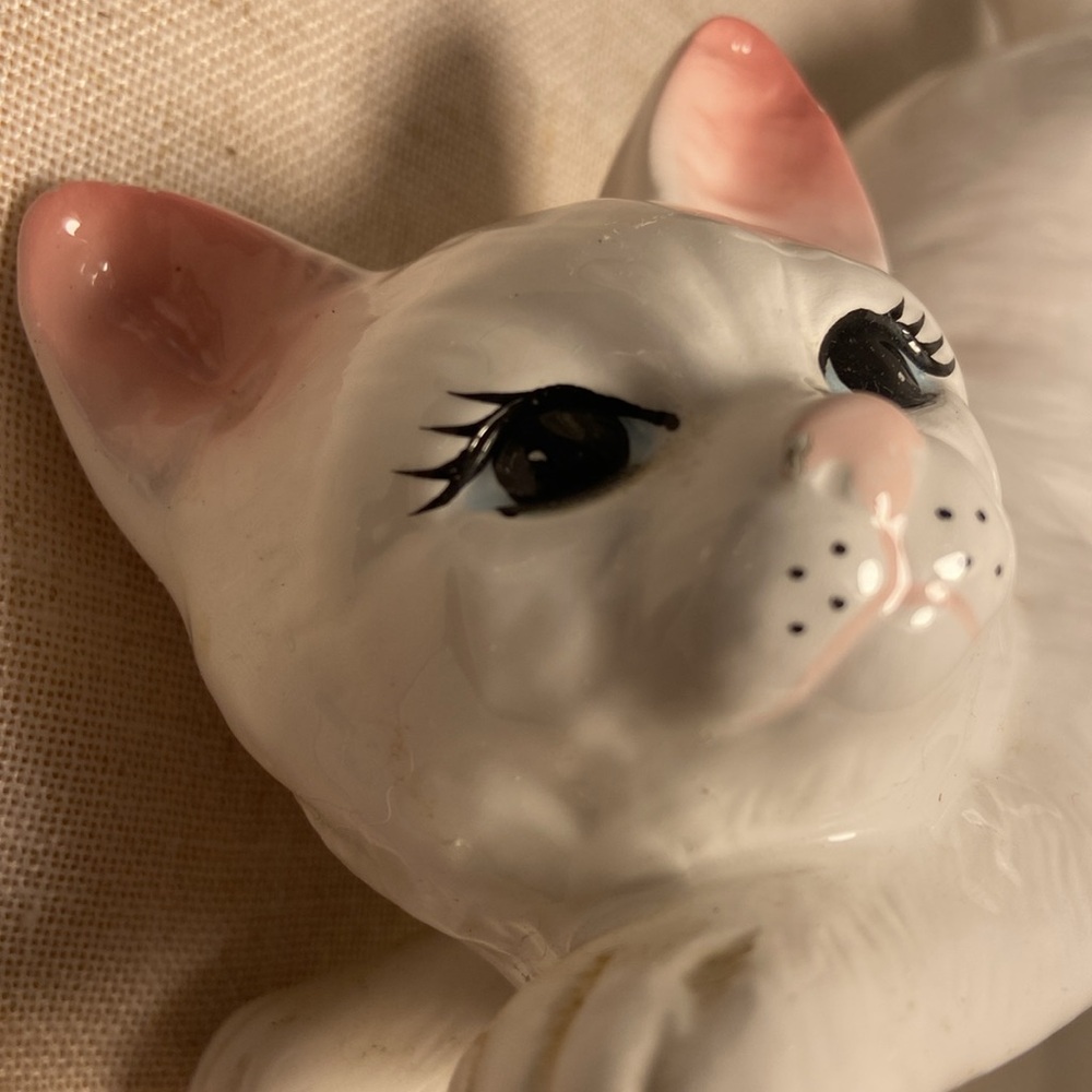 Vintage white cat ceramic long haired kitty blue eyes playful cat crouching - Picture 2 of 16